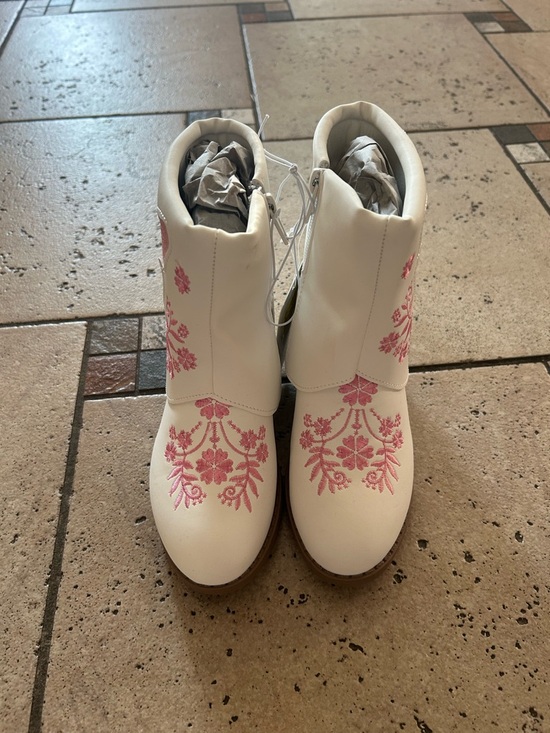 PAWZ Other - NWT Pawz girls Embroidery Boots with Pink Floral & butterfly